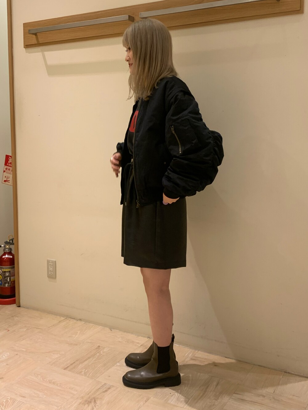 ブラック系のその他パンツを着用したレディースの秋コーディネートの2枚目の写真