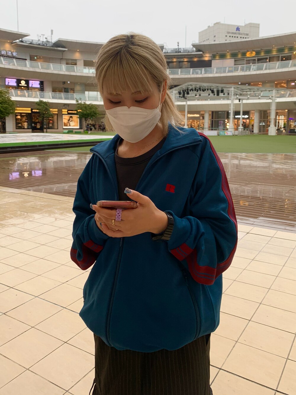 ブラック系のスカートを着用したレディースの秋コーディネートの2枚目の写真