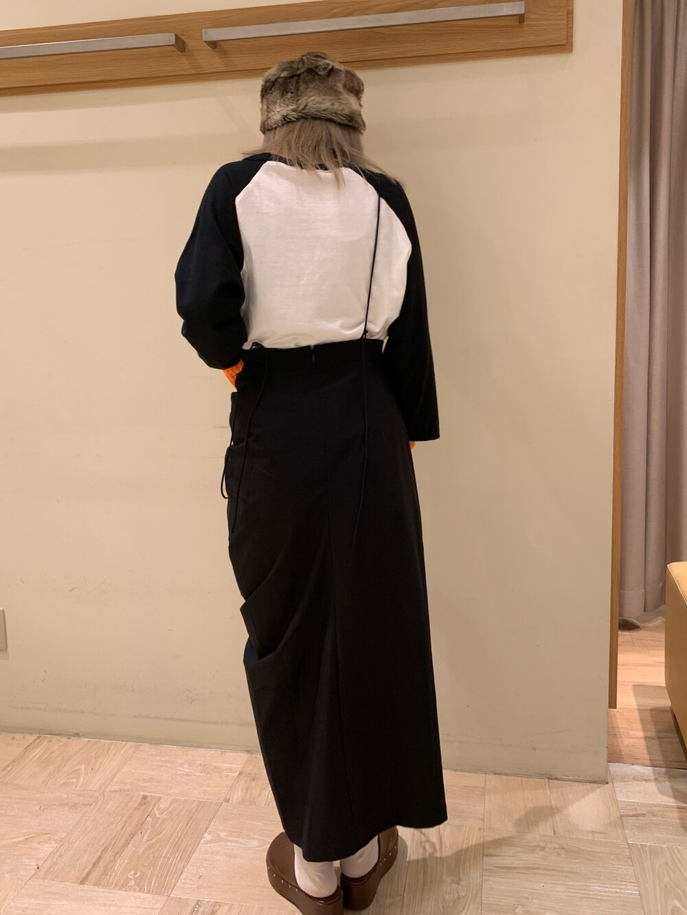 ブラック系のスカートを着用したレディースの秋コーディネートの3枚目の写真