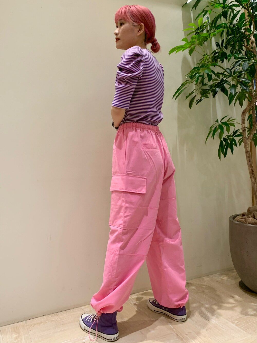 ピンク系のTシャツ/カットソー、ピンク系のカーゴパンツ、グリーン系のトートバッグを着用したレディースの夏コーディネートの3枚目の写真