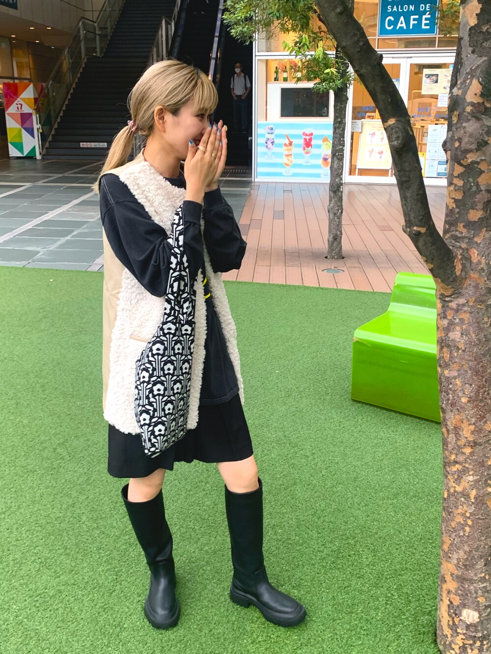 ブラック系のその他パンツを着用したレディースの秋コーディネートの2枚目の写真