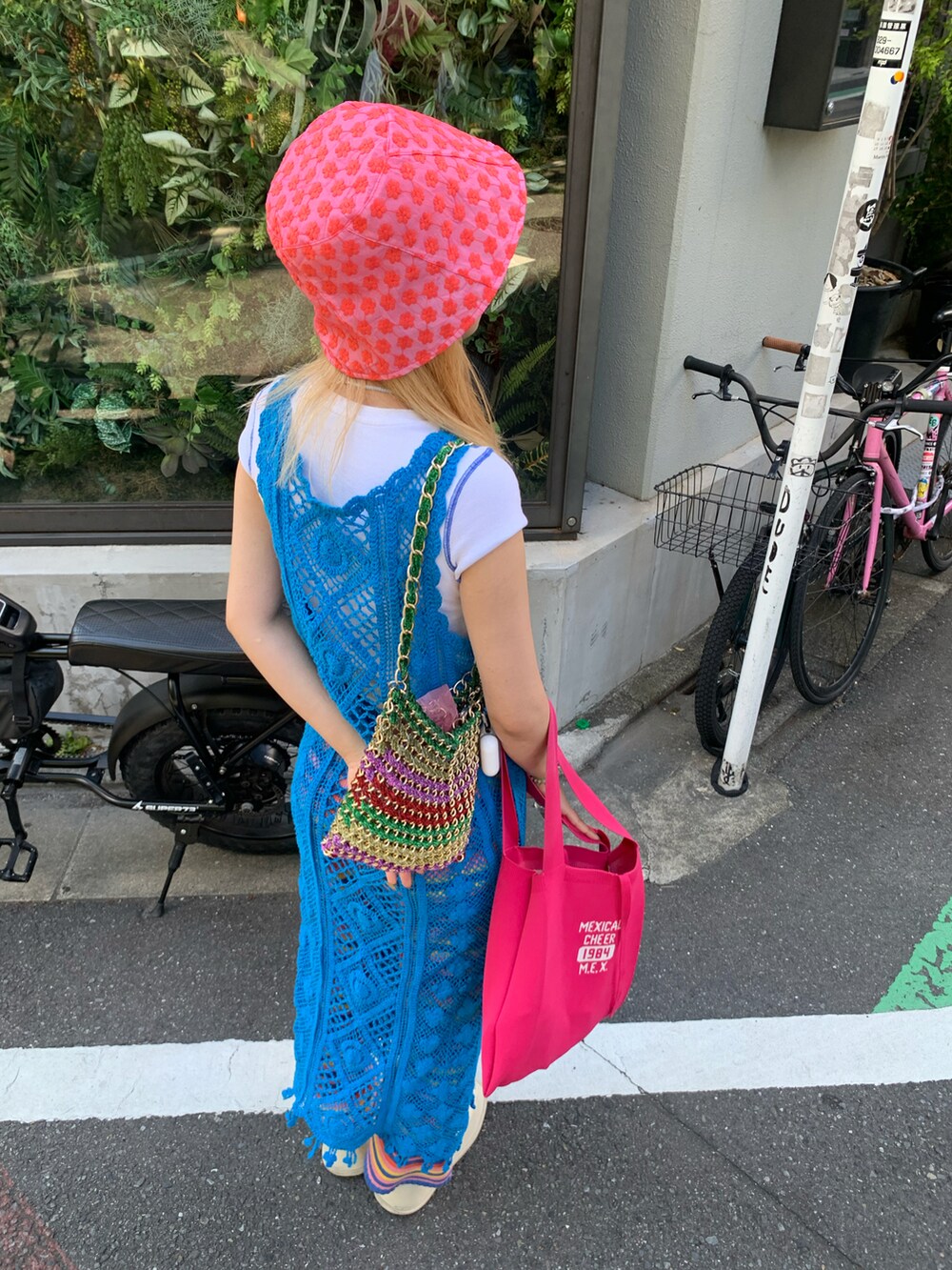 ブルー系のワンピース、ブルー系のその他パンツ、ホワイト系のトップスを着用したレディースの夏コーディネートの2枚目の写真