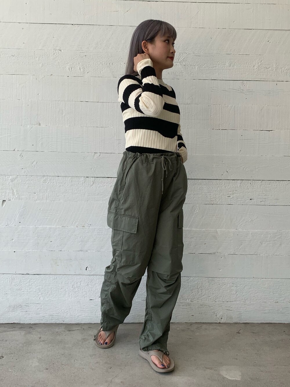 ホワイト系のカーゴパンツを着用したレディースの夏コーディネートの2枚目の写真