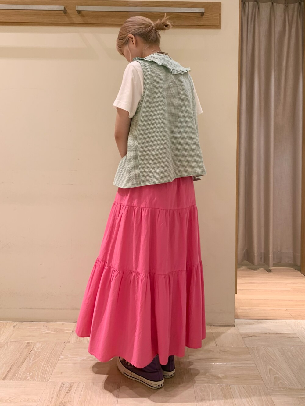 ホワイト系のTシャツ/カットソー、グリーン系のシャツ/ブラウス、ピンク系のスカートを着用したレディースの夏コーディネートの4枚目の写真
