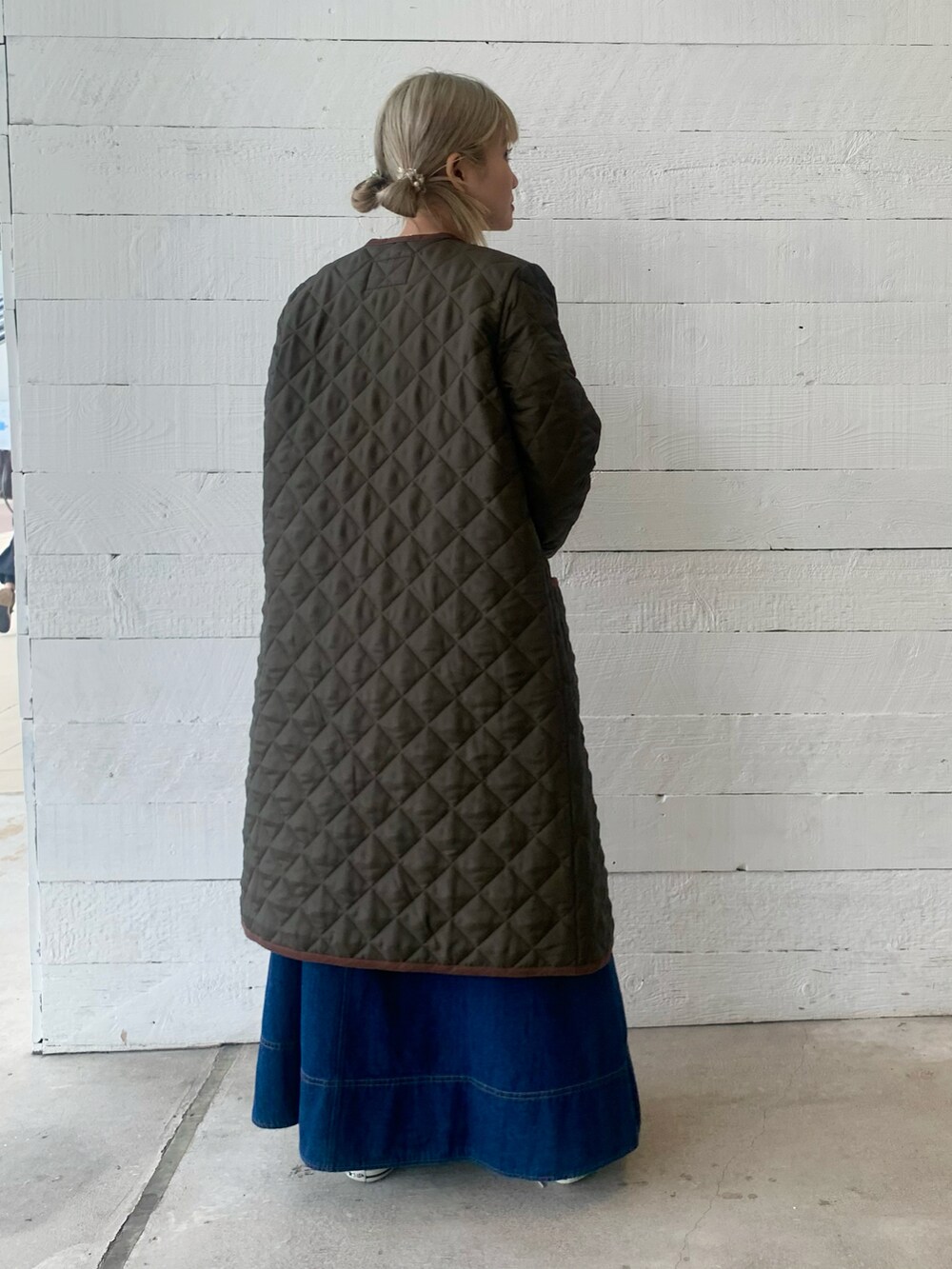 ブラック系のジャンパースカート、ホワイト系のニット/セーターを着用したレディースの秋コーディネートの3枚目の写真