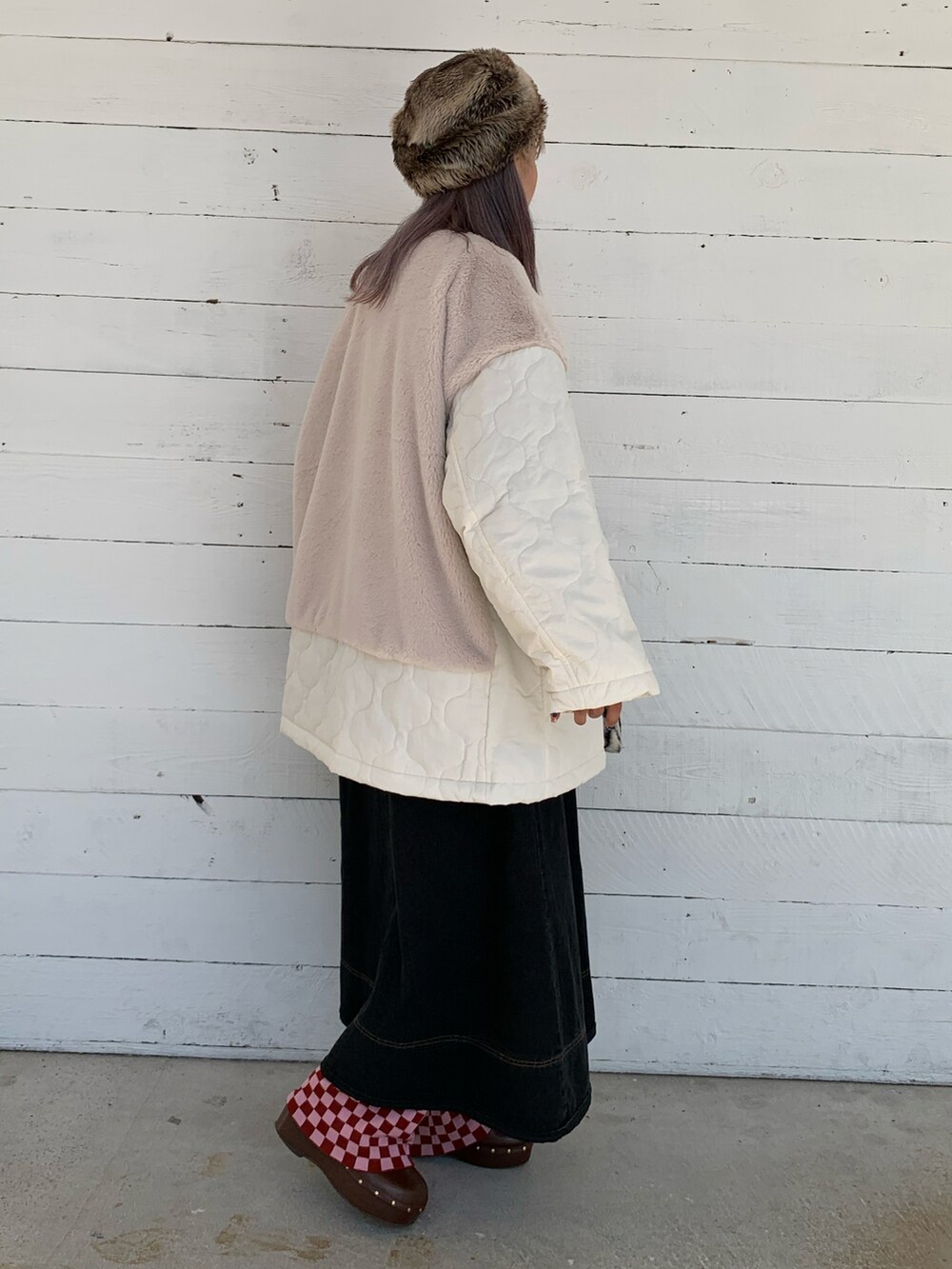 ホワイト系のダウンジャケット/コート、ブラック系のジャンパースカートを着用したレディースの秋コーディネートの3枚目の写真