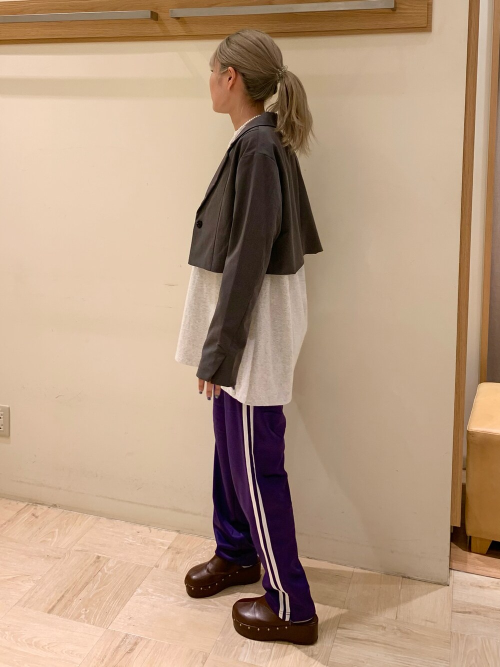 グレー系のテーラードジャケット、パープル系のその他パンツ、ホワイト系のTシャツ/カットソーを着用したレディースの秋コーディネートの3枚目の写真