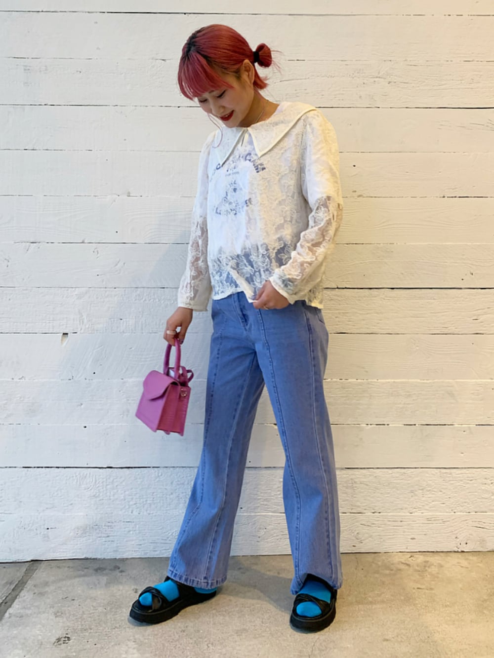 ホワイト系のTシャツ/カットソー、ホワイト系のシャツ/ブラウス、ブラック系のシューズを着用したレディースの春コーディネートの3枚目の写真