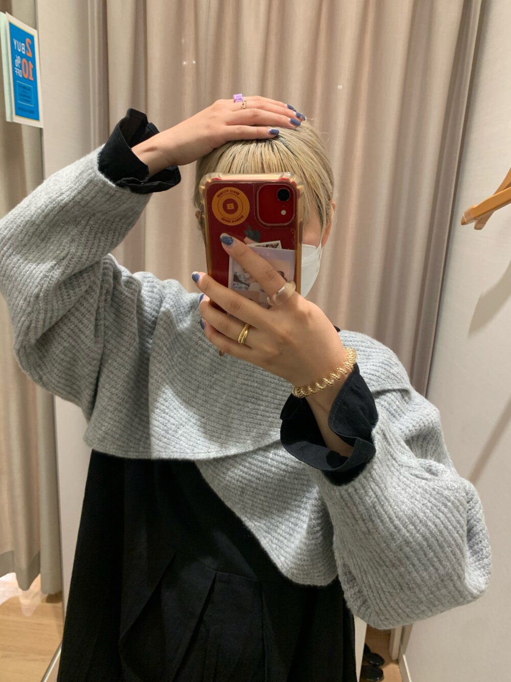 ブラック系のワンピース、グリーン系のショルダーバッグ、レッド系のサンダルを着用したレディースの秋コーディネートの4枚目の写真