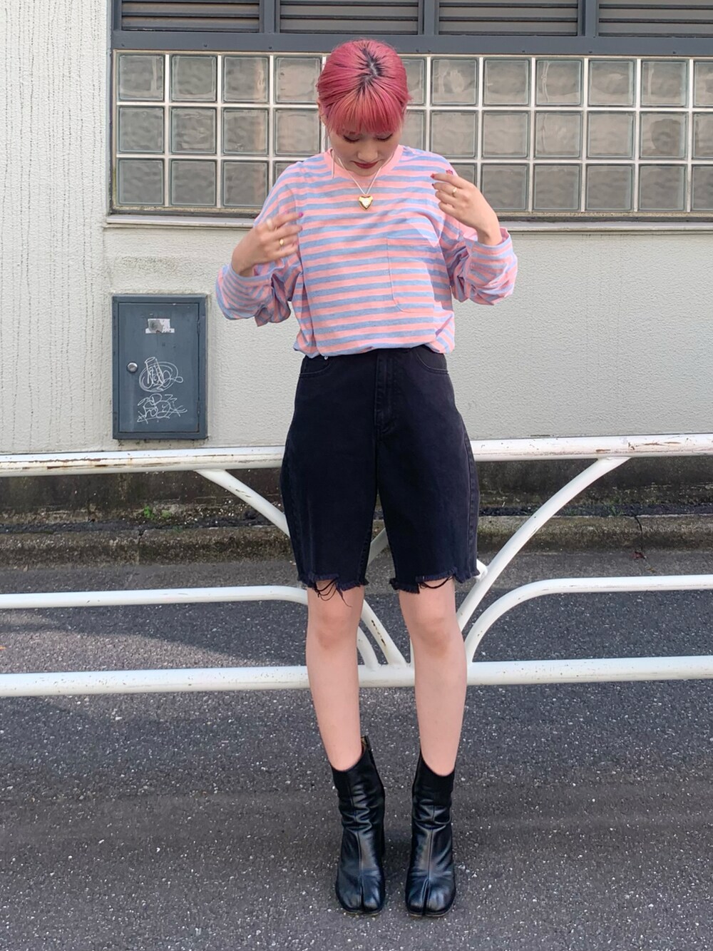 ピンク系のTシャツ/カットソー、ブラック系のデニムパンツを着用したレディースの夏コーディネートの3枚目の写真