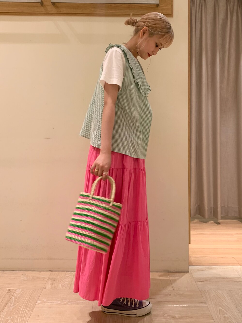 ホワイト系のTシャツ/カットソー、グリーン系のシャツ/ブラウス、ピンク系のスカートを着用したレディースの夏コーディネートの2枚目の写真