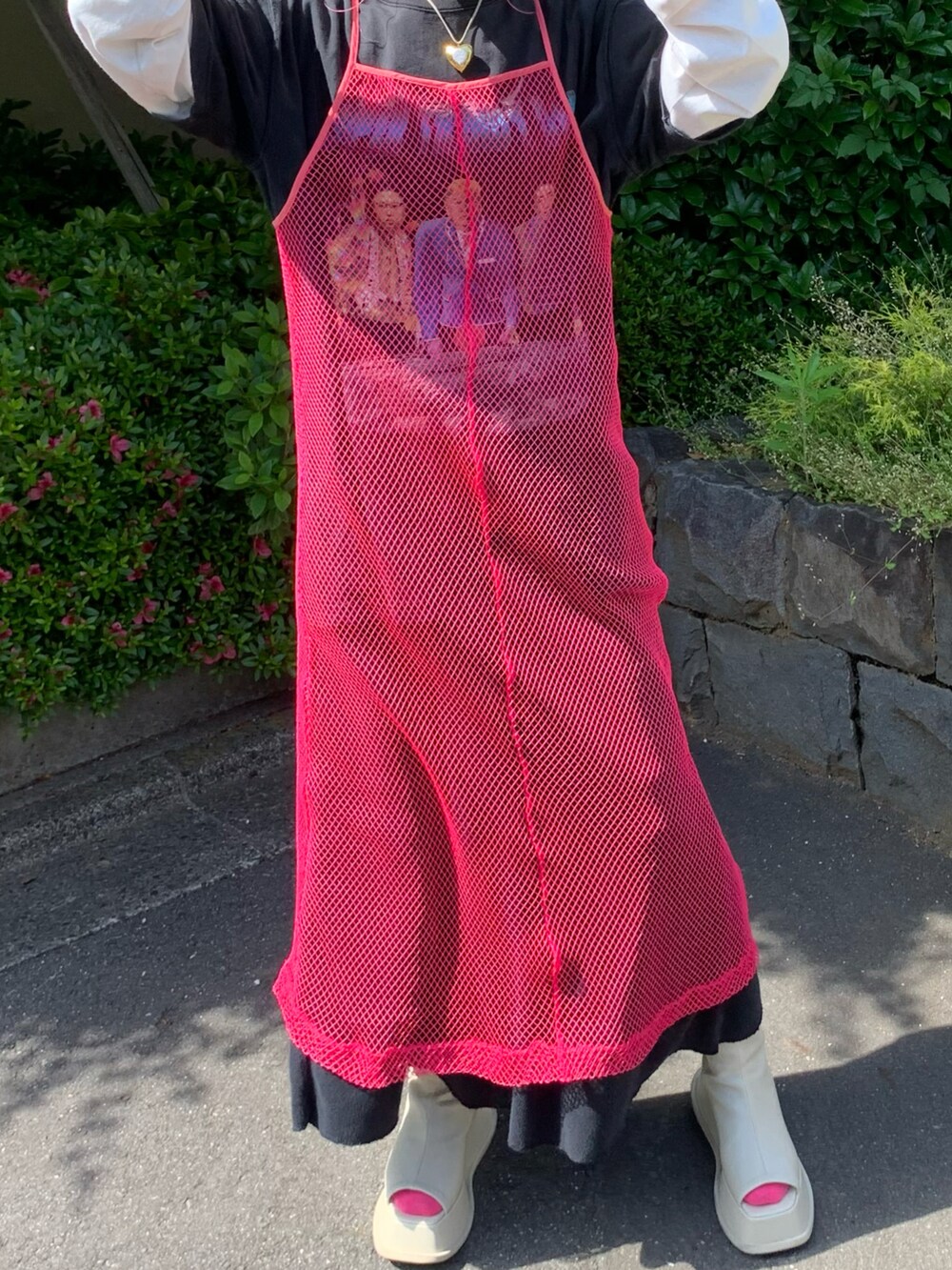 ピンク系のワンピースを着用したレディースの春コーディネートの2枚目の写真