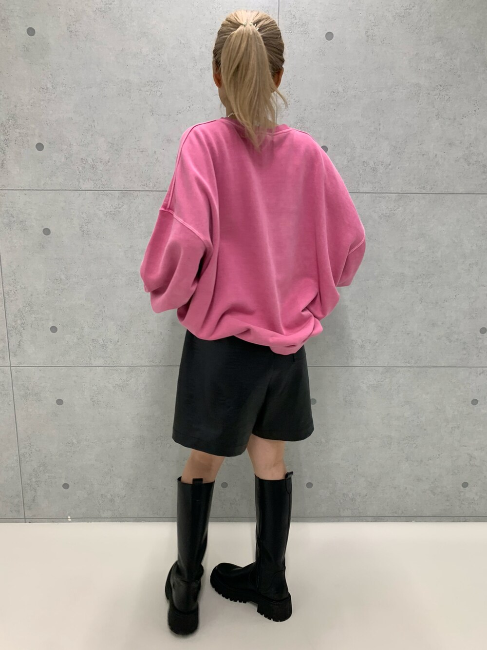 ブラック系のその他パンツを着用したレディースの秋コーディネートの3枚目の写真