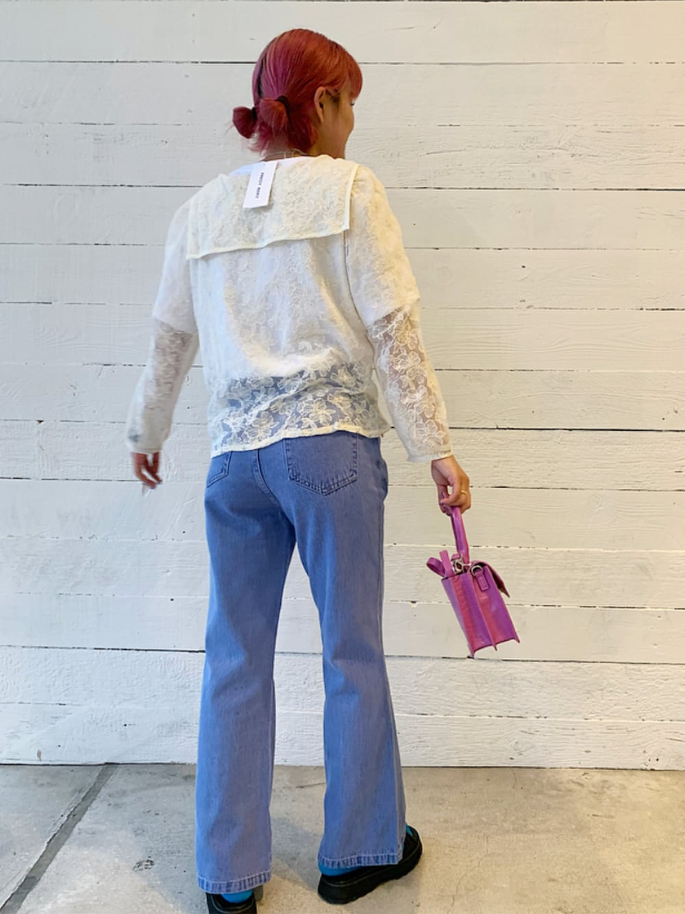 ホワイト系のTシャツ/カットソー、ホワイト系のシャツ/ブラウス、ブラック系のシューズを着用したレディースの春コーディネートの4枚目の写真