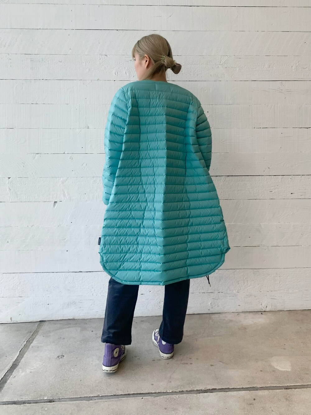 グリーン系のニット/セーターを着用したレディースの秋コーディネートの2枚目の写真