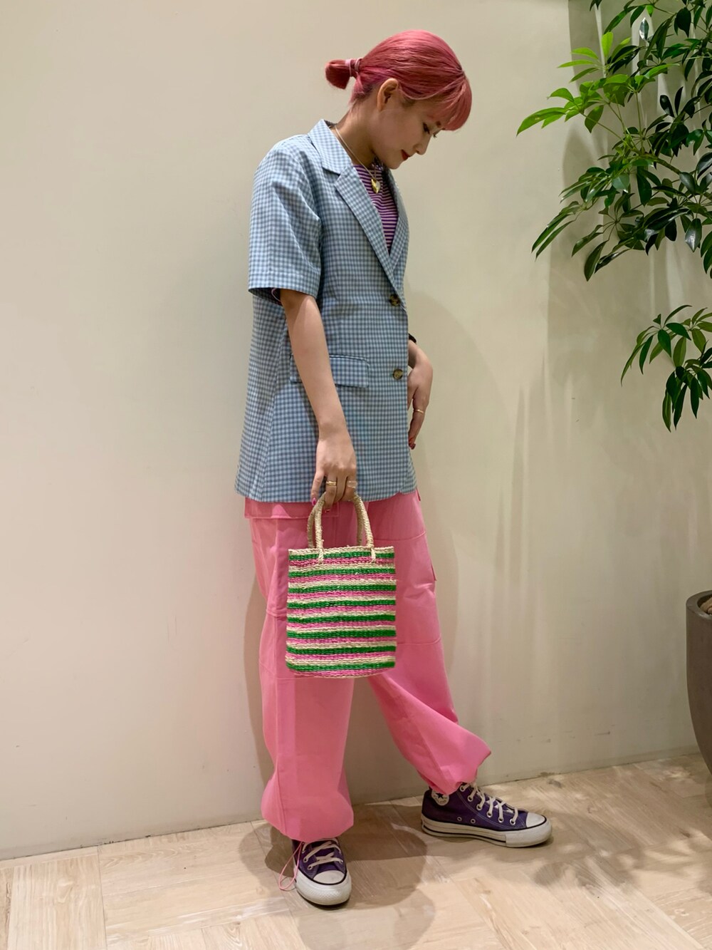 ブルー系のテーラードジャケット、ピンク系のTシャツ/カットソー、ピンク系のカーゴパンツを着用したレディースの春コーディネートの4枚目の写真