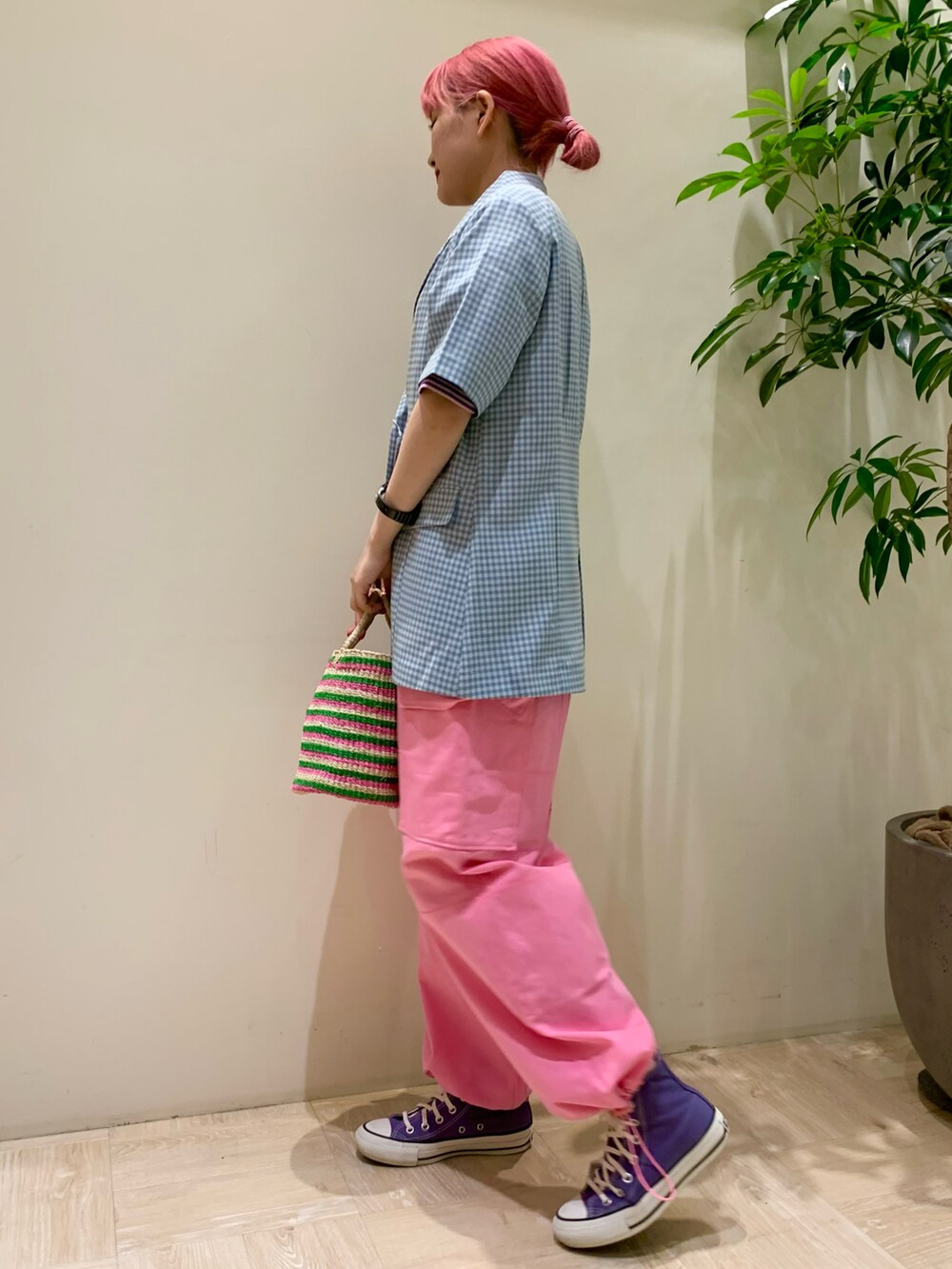 ブルー系のテーラードジャケット、ピンク系のTシャツ/カットソー、ピンク系のカーゴパンツを着用したレディースの春コーディネートの3枚目の写真