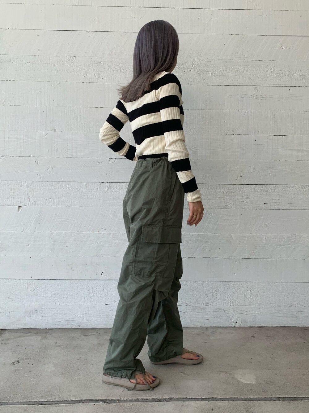 ホワイト系のカーゴパンツを着用したレディースの夏コーディネートの3枚目の写真