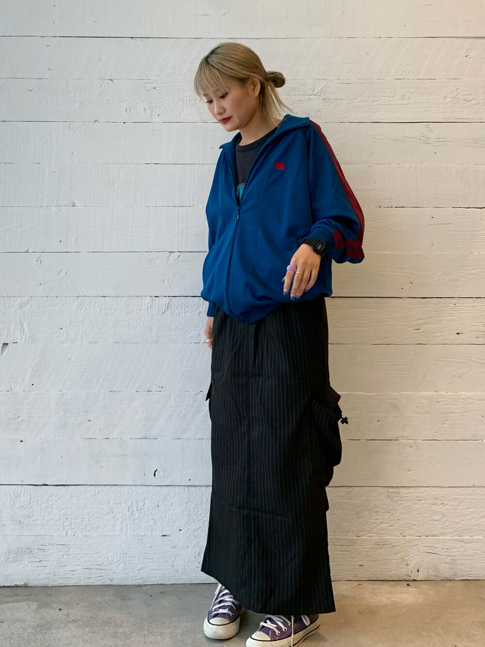 ブラック系のスカートを着用したレディースの秋コーディネートの4枚目の写真