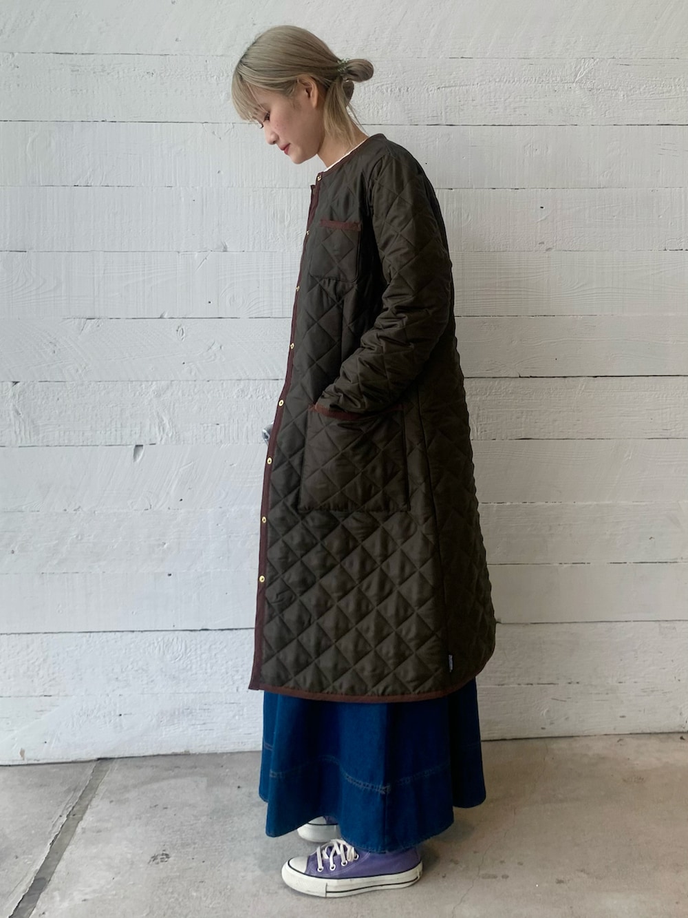 ブラック系のジャンパースカート、ホワイト系のニット/セーターを着用したレディースの秋コーディネートの5枚目の写真