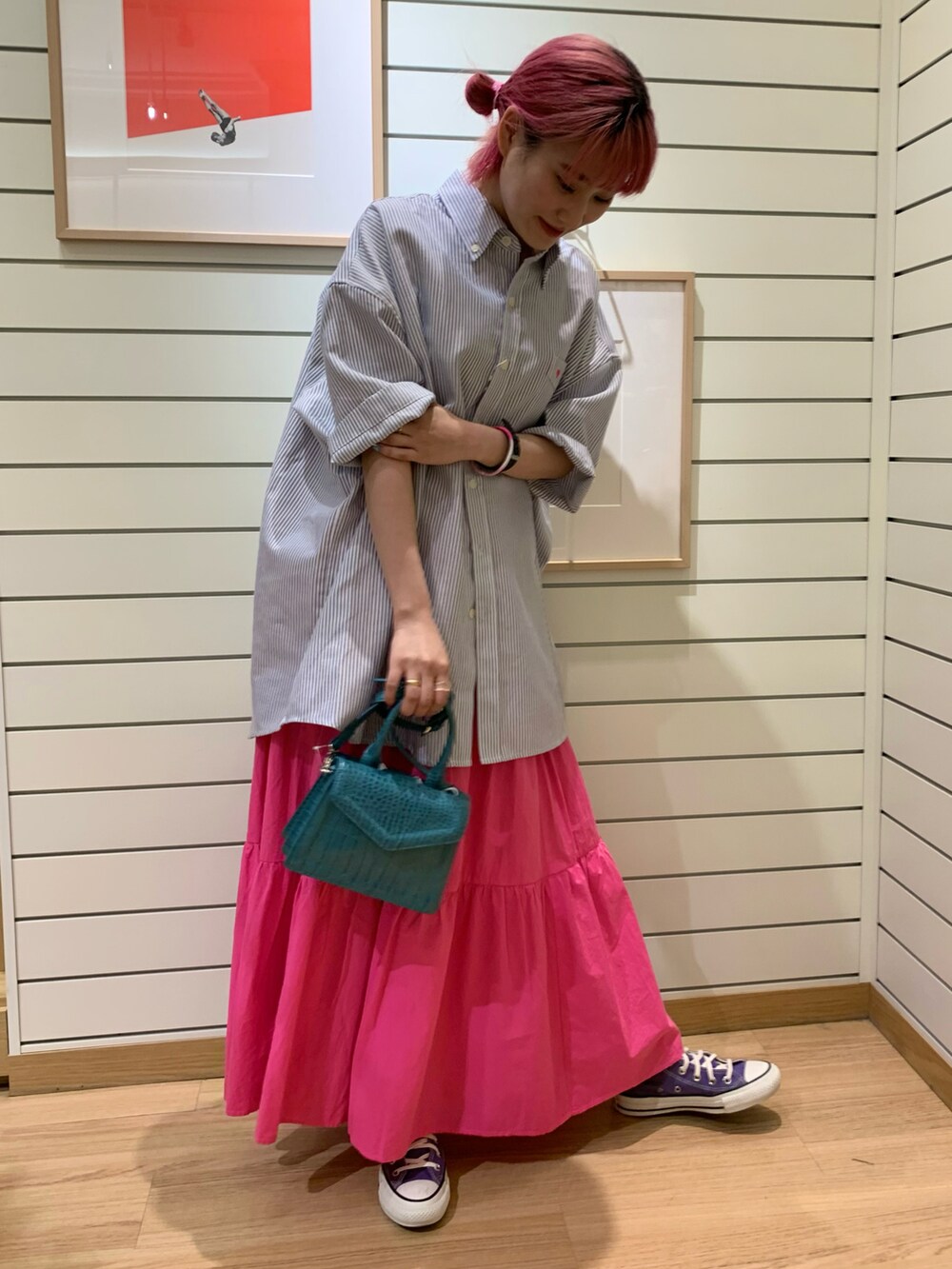 ピンク系のスカート、ブルー系のシャツ/ブラウス、パープル系のスニーカーを着用したレディースの春コーディネートの2枚目の写真