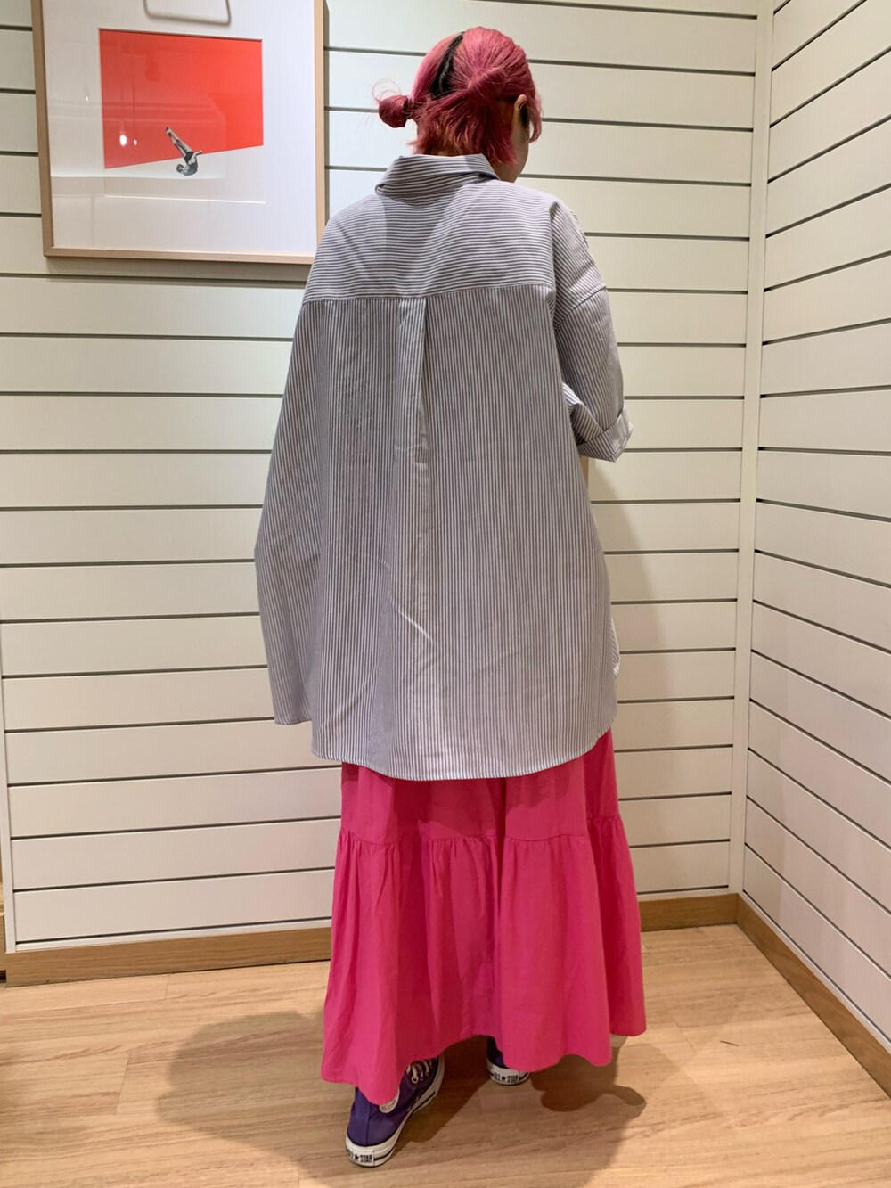 ピンク系のスカート、ブルー系のシャツ/ブラウス、パープル系のスニーカーを着用したレディースの春コーディネートの3枚目の写真