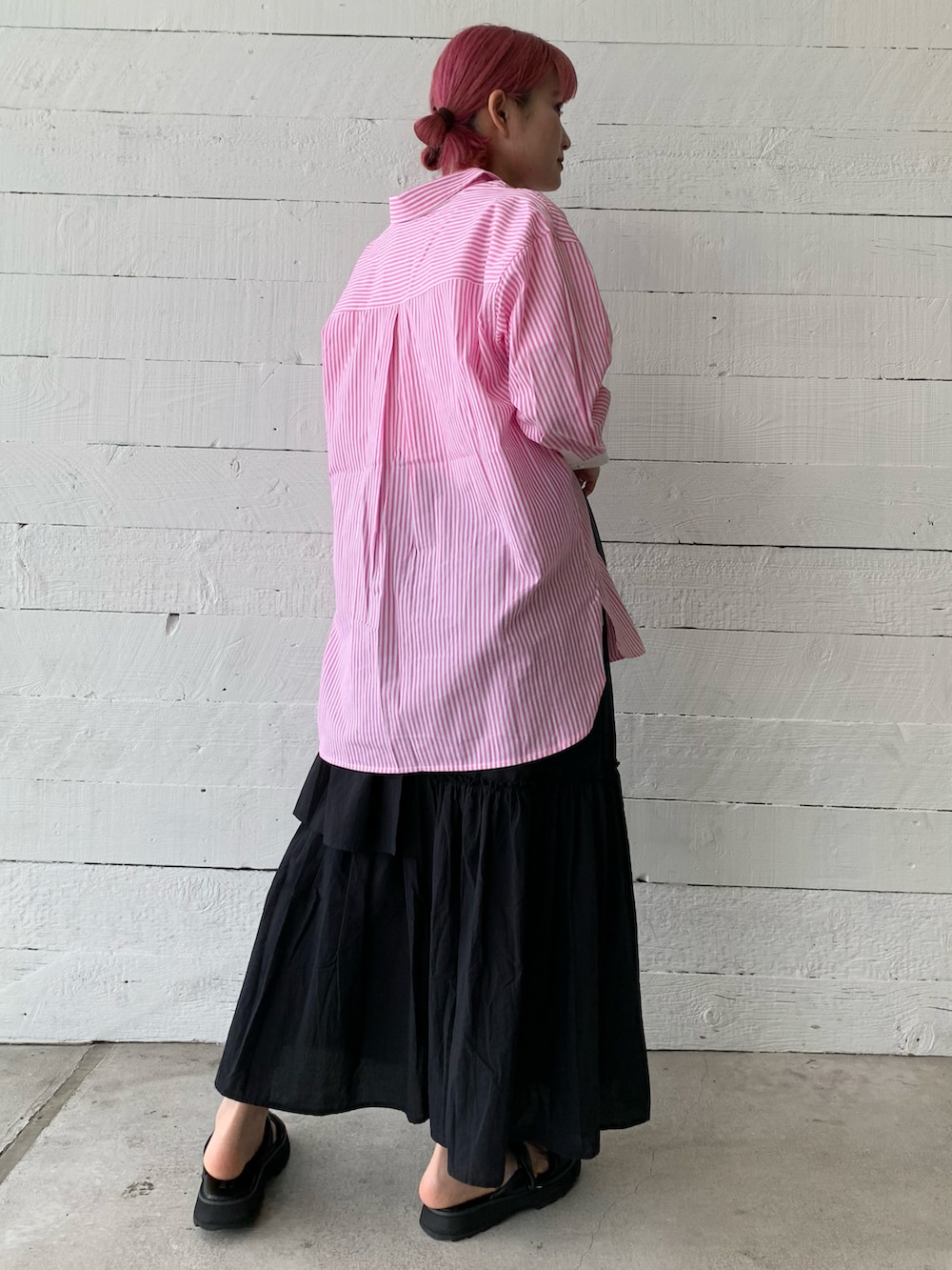 ピンク系のシャツ/ブラウス、ブラック系のスカート、ブラック系のサンダルを着用したレディースの春コーディネートの4枚目の写真