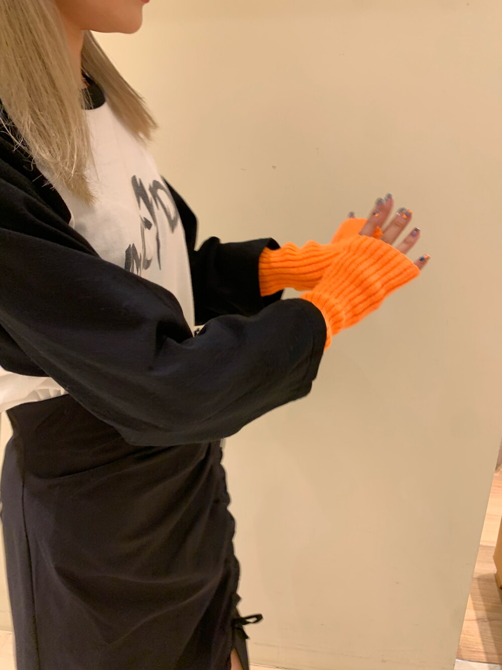 ブラック系のスカートを着用したレディースの秋コーディネートの4枚目の写真