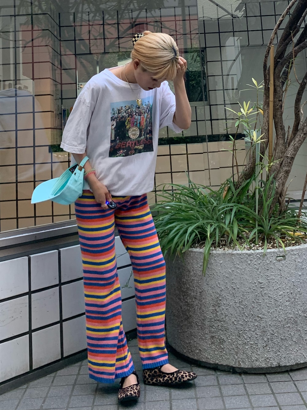 ブルー系のその他パンツ、ブラック系のシューズ、ホワイト系のTシャツ/カットソーを着用したレディースの夏コーディネートの3枚目の写真