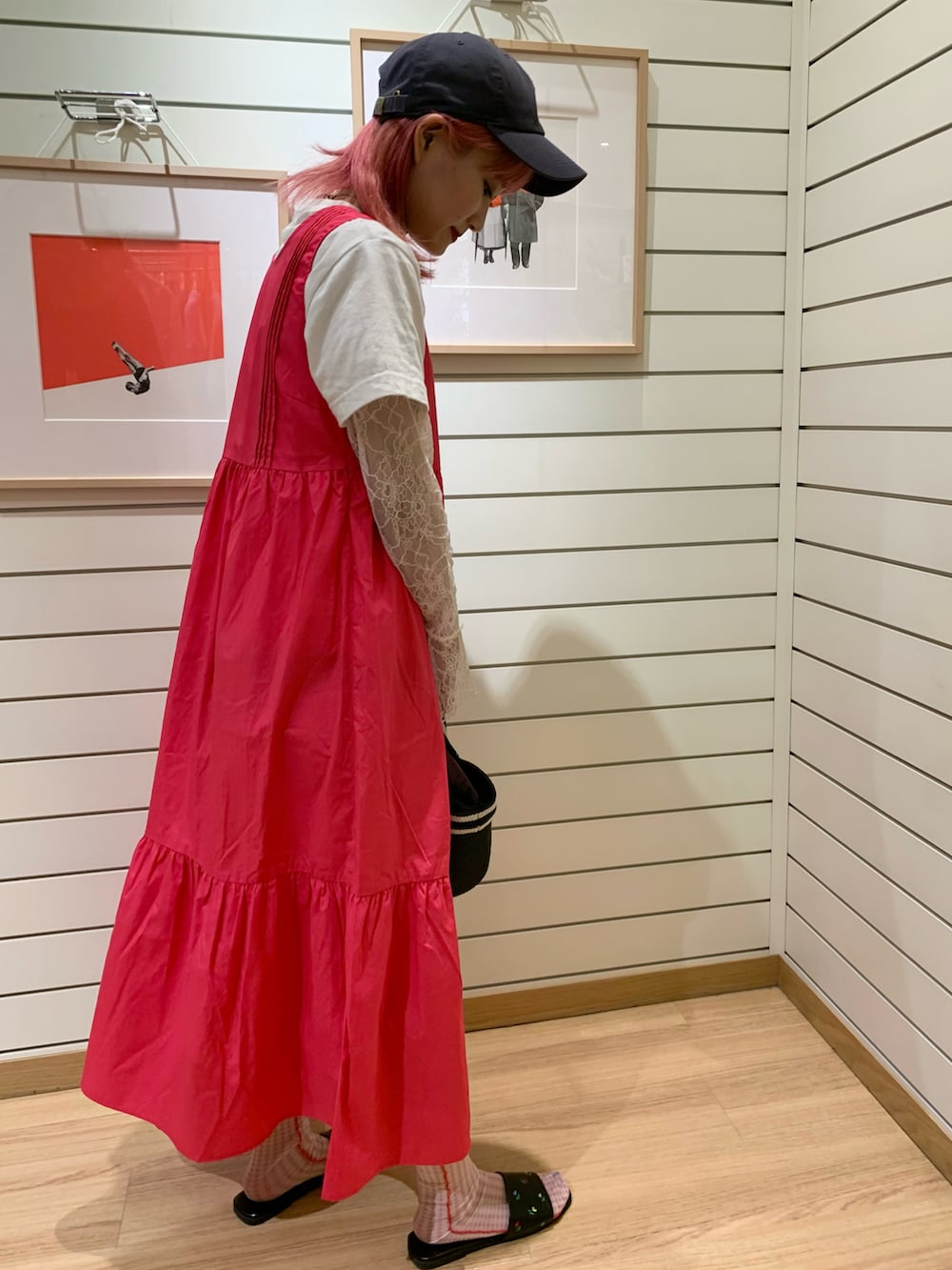 ホワイト系のTシャツ/カットソー、グレー系のキャップを着用したレディースの春コーディネートの3枚目の写真