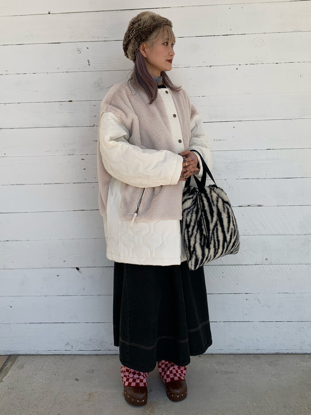 ホワイト系のダウンジャケット/コート、ブラック系のジャンパースカートを着用したレディースの秋コーディネートの4枚目の写真