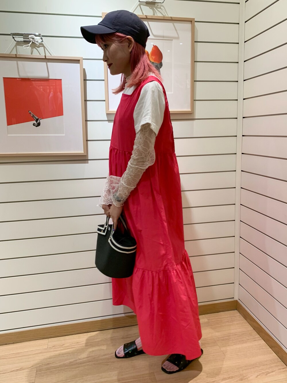 ホワイト系のTシャツ/カットソー、グレー系のキャップを着用したレディースの春コーディネートの2枚目の写真