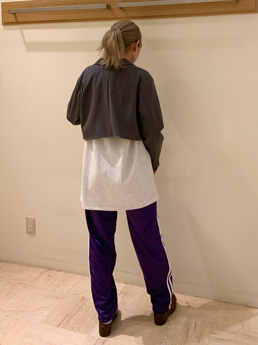 グレー系のテーラードジャケット、パープル系のその他パンツ、ホワイト系のTシャツ/カットソーを着用したレディースの秋コーディネートの2枚目の写真
