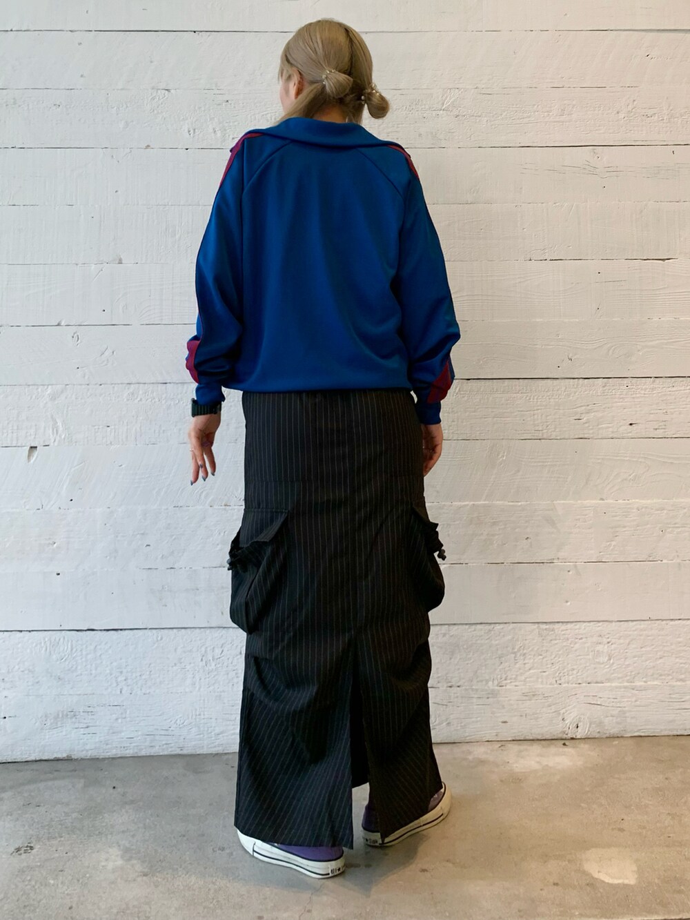 ブラック系のスカートを着用したレディースの秋コーディネートの3枚目の写真