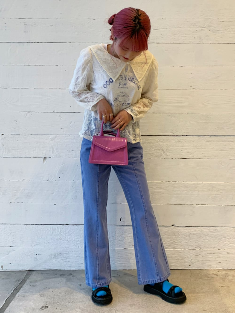 ホワイト系のTシャツ/カットソー、ホワイト系のシャツ/ブラウス、ブラック系のシューズを着用したレディースの春コーディネートの2枚目の写真