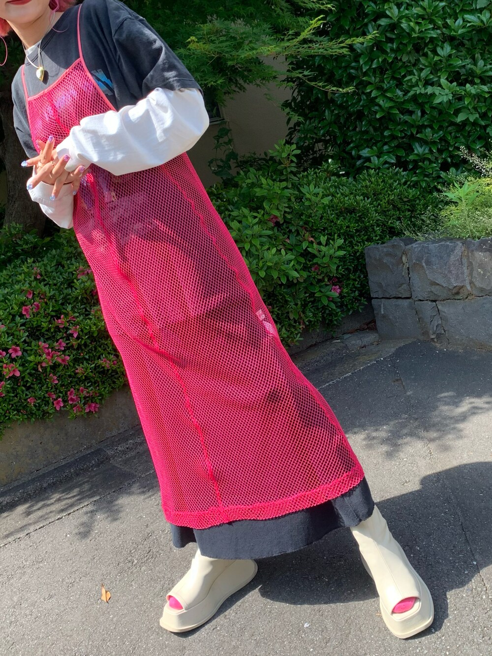 ピンク系のワンピースを着用したレディースの春コーディネートの3枚目の写真