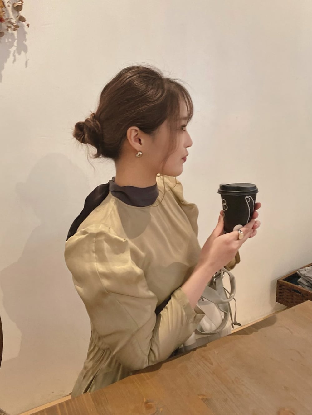 ベージュ系のワンピースを着用したレディースの冬コーディネートの3枚目の写真