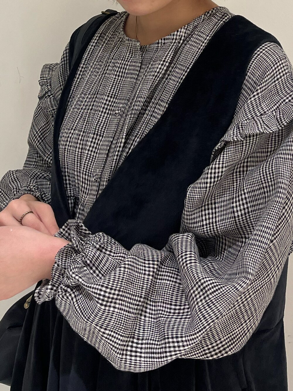 ブラック系のワンピース、ブラック系のシャツ/ブラウス、ブラウン系のドレスシューズを着用したレディースの秋コーディネートの3枚目の写真