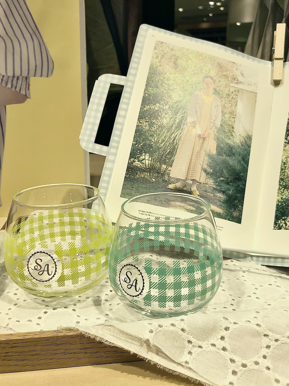 ピンク系のシャツ/ブラウス、ホワイト系のサロペット/オーバーオール、ブラック系のその他シューズを着用したレディースの春コーディネートの2枚目の写真