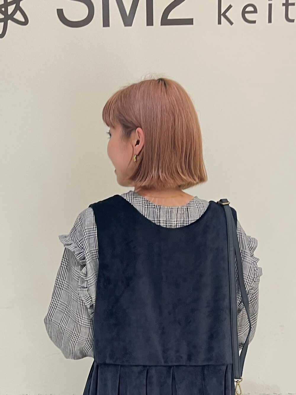 ブラック系のワンピース、ブラック系のシャツ/ブラウス、ブラウン系のドレスシューズを着用したレディースの秋コーディネートの2枚目の写真