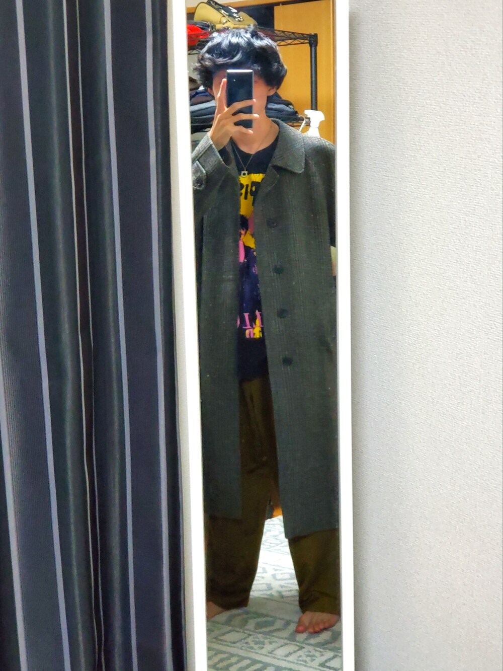 その他のジャケット/アウター、ブラック系のTシャツ/カットソー、ゴールド系のスラックスを着用したメンズの秋コーディネートの4枚目の写真