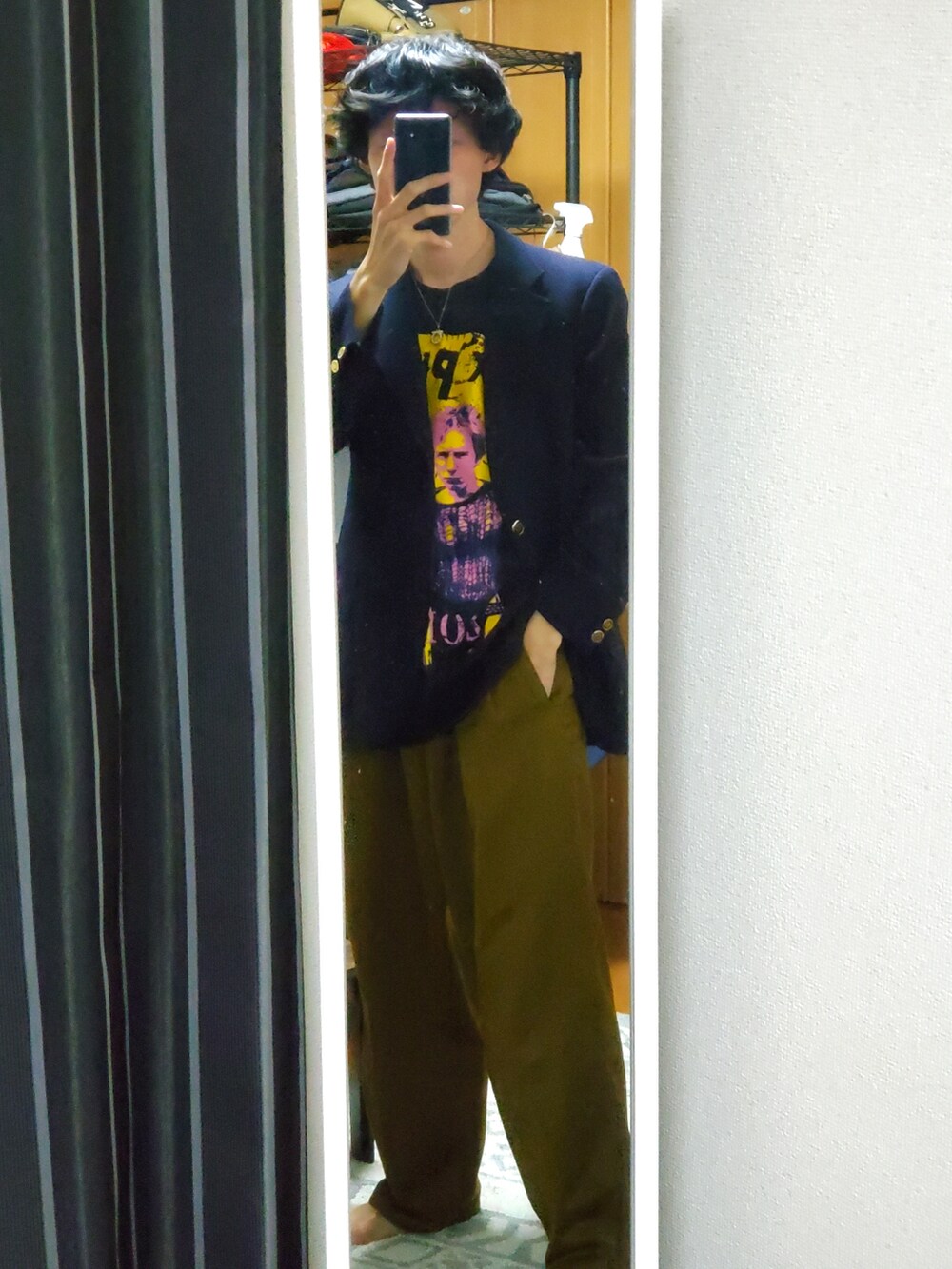 その他のジャケット/アウター、ブラック系のTシャツ/カットソー、ゴールド系のスラックスを着用したメンズの秋コーディネートの2枚目の写真