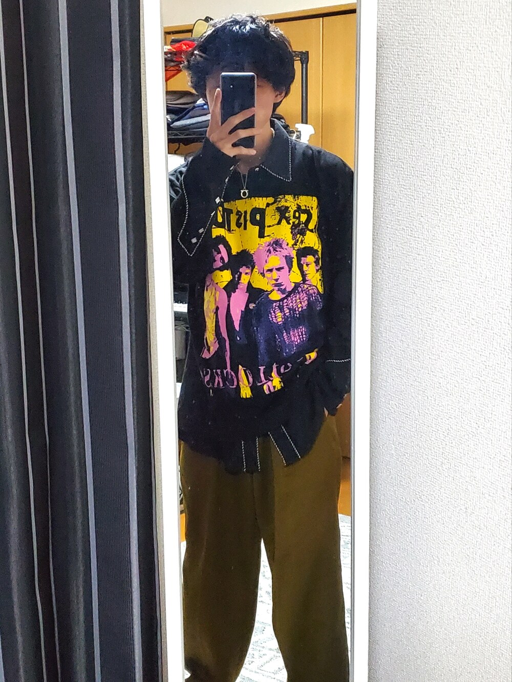 その他のジャケット/アウター、ブラック系のTシャツ/カットソー、ゴールド系のスラックスを着用したメンズの秋コーディネートの5枚目の写真