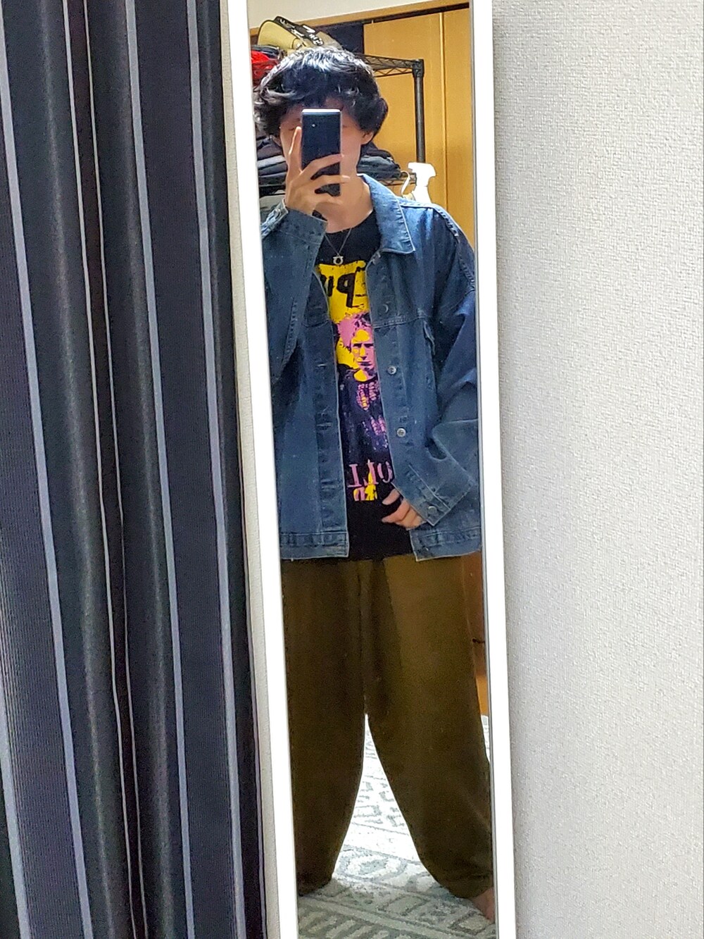 その他のジャケット/アウター、ブラック系のTシャツ/カットソー、ゴールド系のスラックスを着用したメンズの秋コーディネートの3枚目の写真