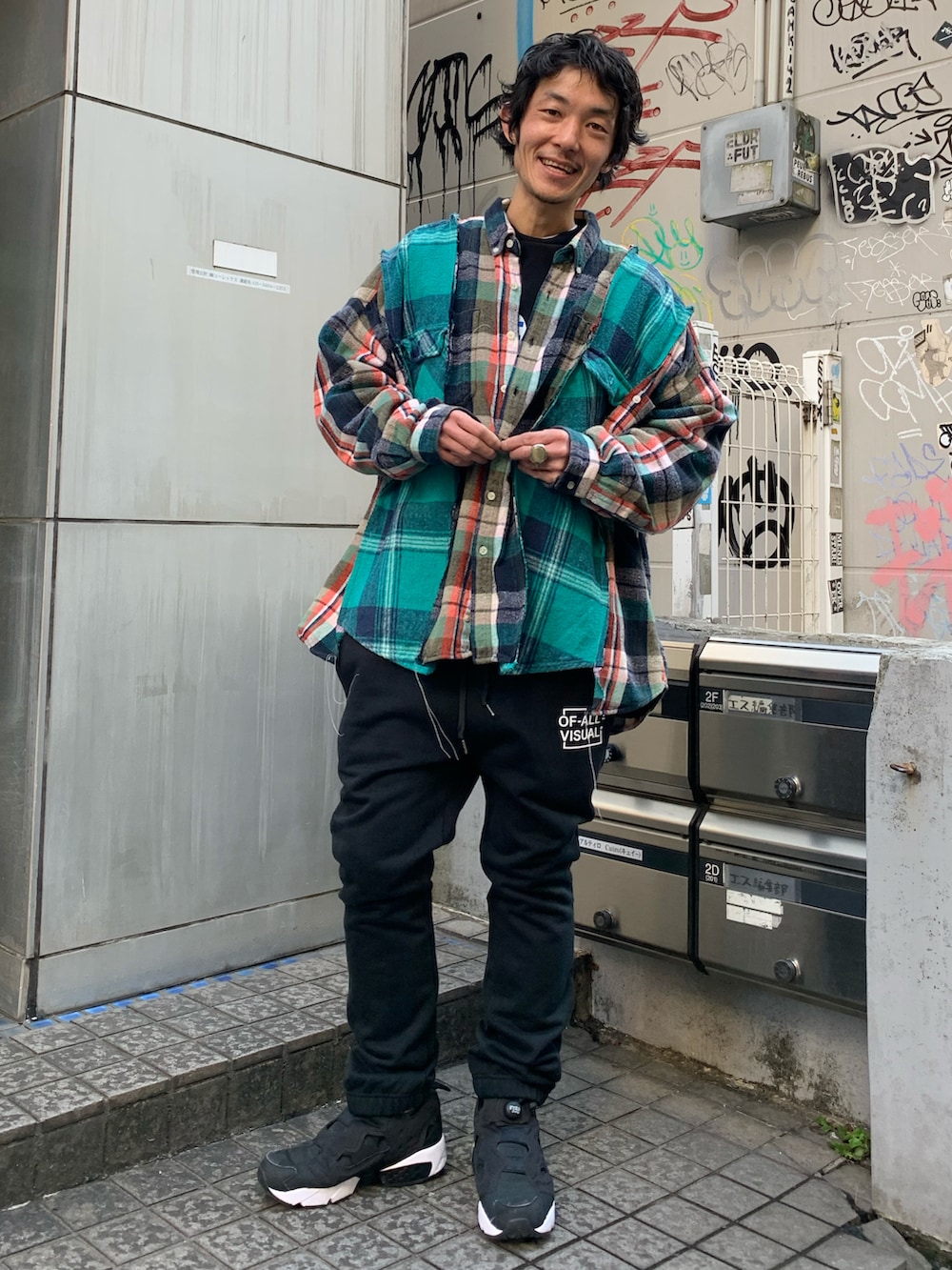 ブラック系のスウェットパンツ、ブラック系のスウェット、ホワイト系のスウェットパンツを着用したメンズの冬コーディネートの2枚目の写真