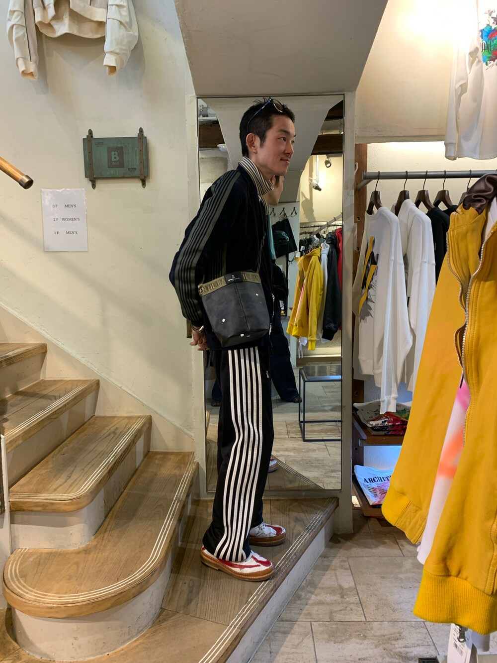 グレー系のトートバッグ、ブラック系のボストンバッグ、その他のボストンバッグを着用したメンズの春コーディネートの2枚目の写真