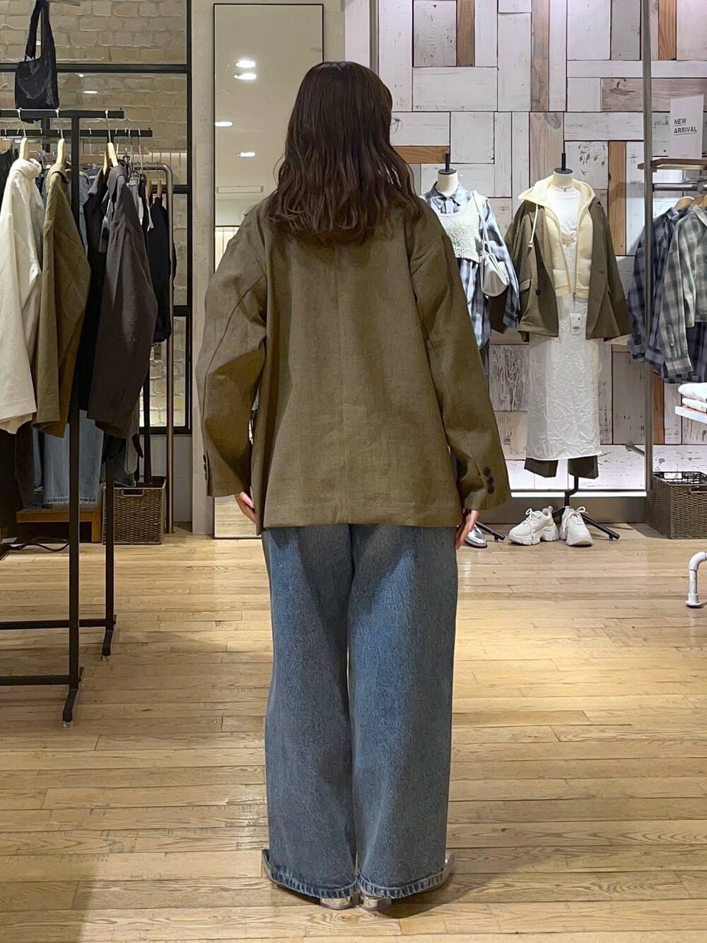 「LOWRYS FARM、着痩せ・細見え、差し色コーデ、ワントーン、ローリーズスタイル_LOWRYS FARM、ブラウス、デニムパンツ、ジャケット、春コーデ、春夏コーデ」|「A part byの≪追加2≫SUS/ビーズネックレス(ネックレス、ゴールド系)」を使った、maumauさん(レディース・160cm)の春コーディネートの3枚目の写真