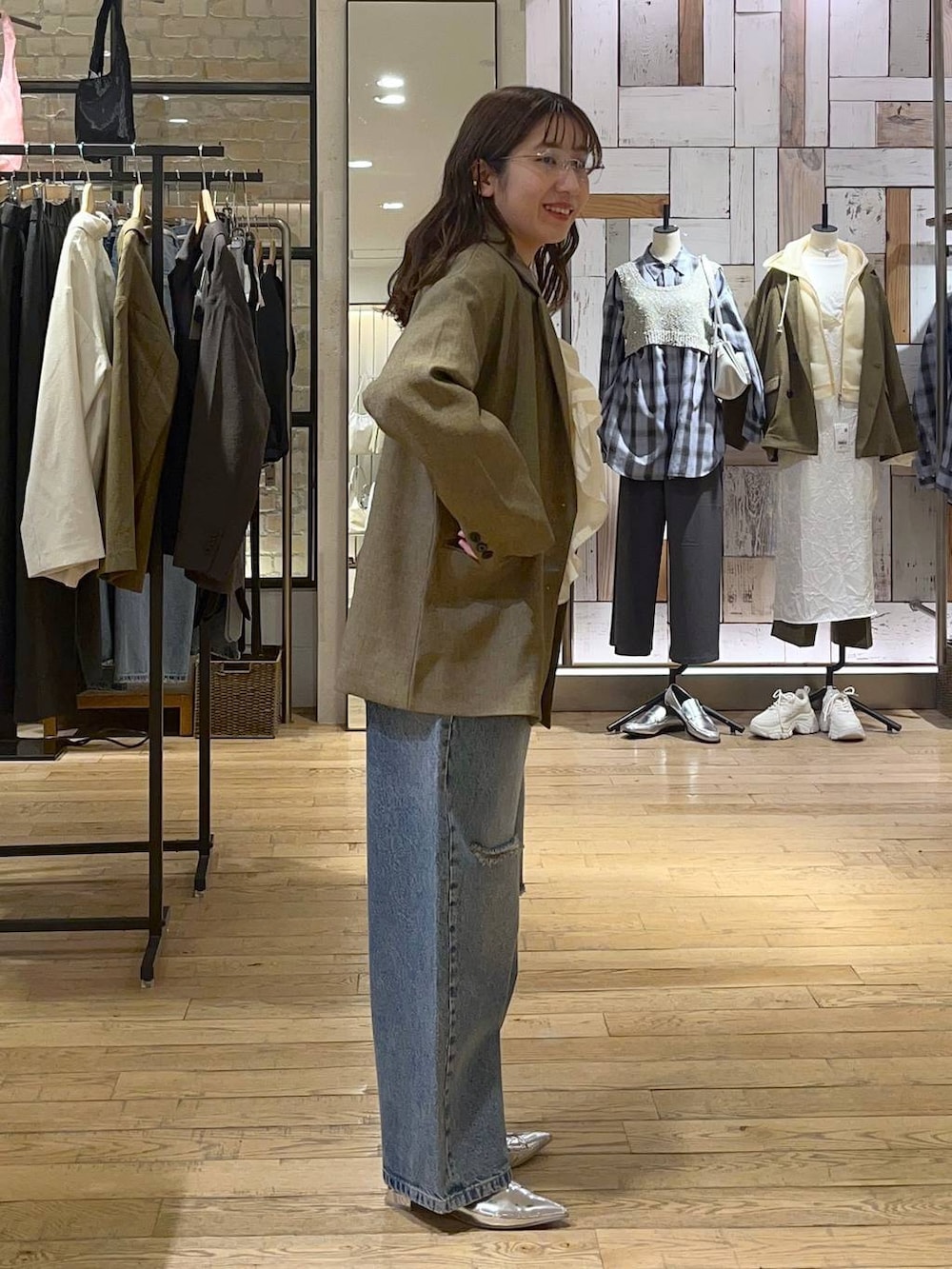 「LOWRYS FARM、着痩せ・細見え、差し色コーデ、ワントーン、ローリーズスタイル_LOWRYS FARM、ブラウス、デニムパンツ、ジャケット、春コーデ、春夏コーデ」|「A part byの≪追加2≫SUS/ビーズネックレス(ネックレス、ゴールド系)」を使った、maumauさん(レディース・160cm)の春コーディネートの2枚目の写真