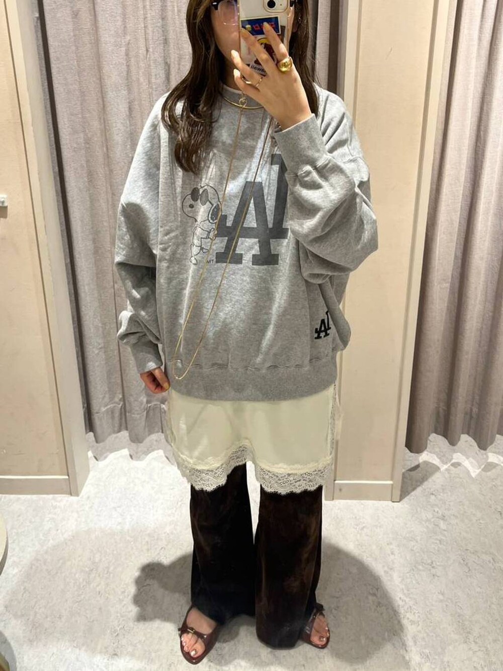 ホワイト系のキャミソール、ブラウン系のその他パンツ、シルバー系のスウェットを着用したレディースの秋コーディネートの3枚目の写真