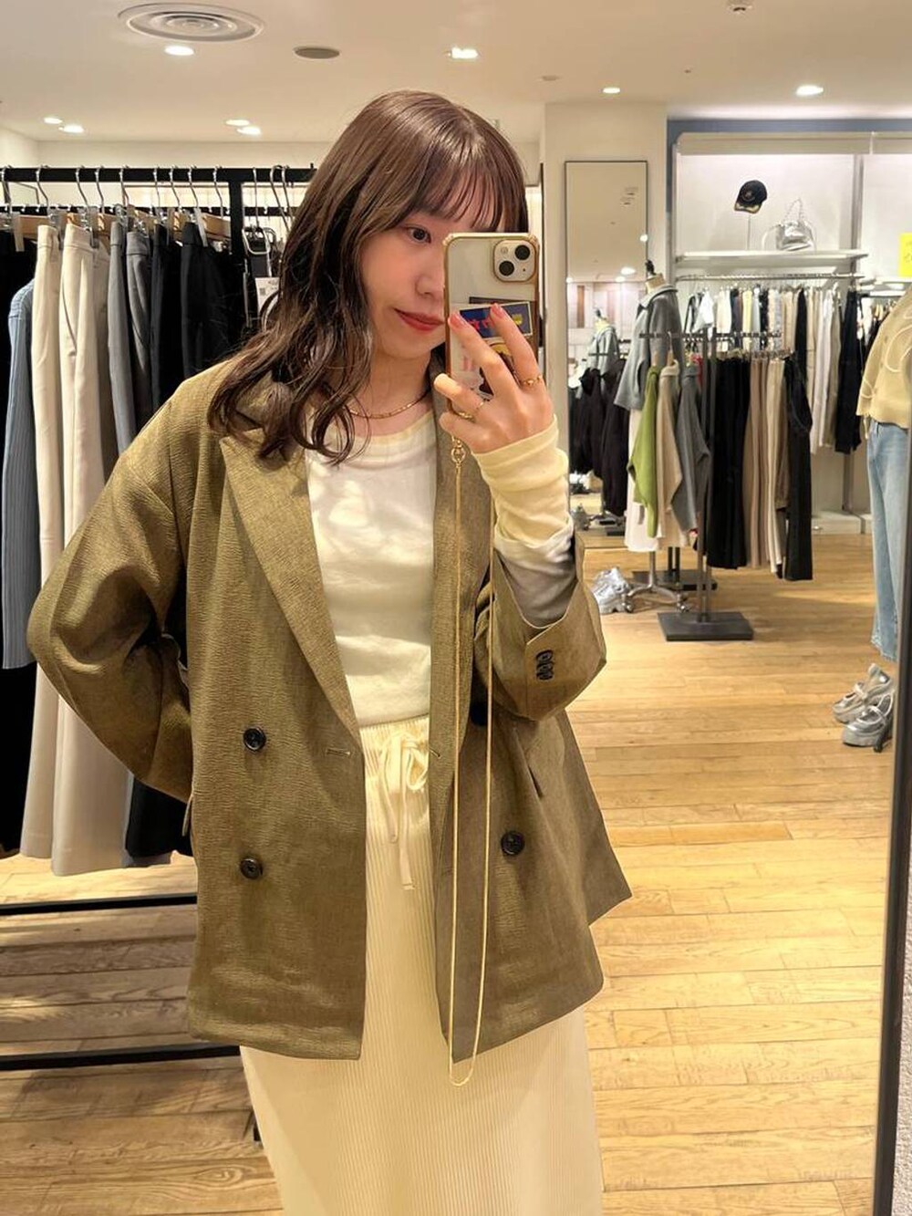 「着痩せ・細見え、差し色コーデ、ワントーン、ローリーズスタイル_LOWRYS FARM、LOWRYS FARM、ジャケット、スカート、Tシャツ、春コーデ」|「LOWRYS FARMのカットリブタイトスカート 103920(スカート、ホワイト系)」を使った、maumauさん(レディース・160cm)の冬コーディネートの2枚目の写真
